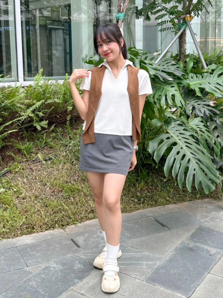 Áo polo nữ phối cùng váy chữ A dáng ngắn tạo nên phong cách trẻ trung, tôn dáng