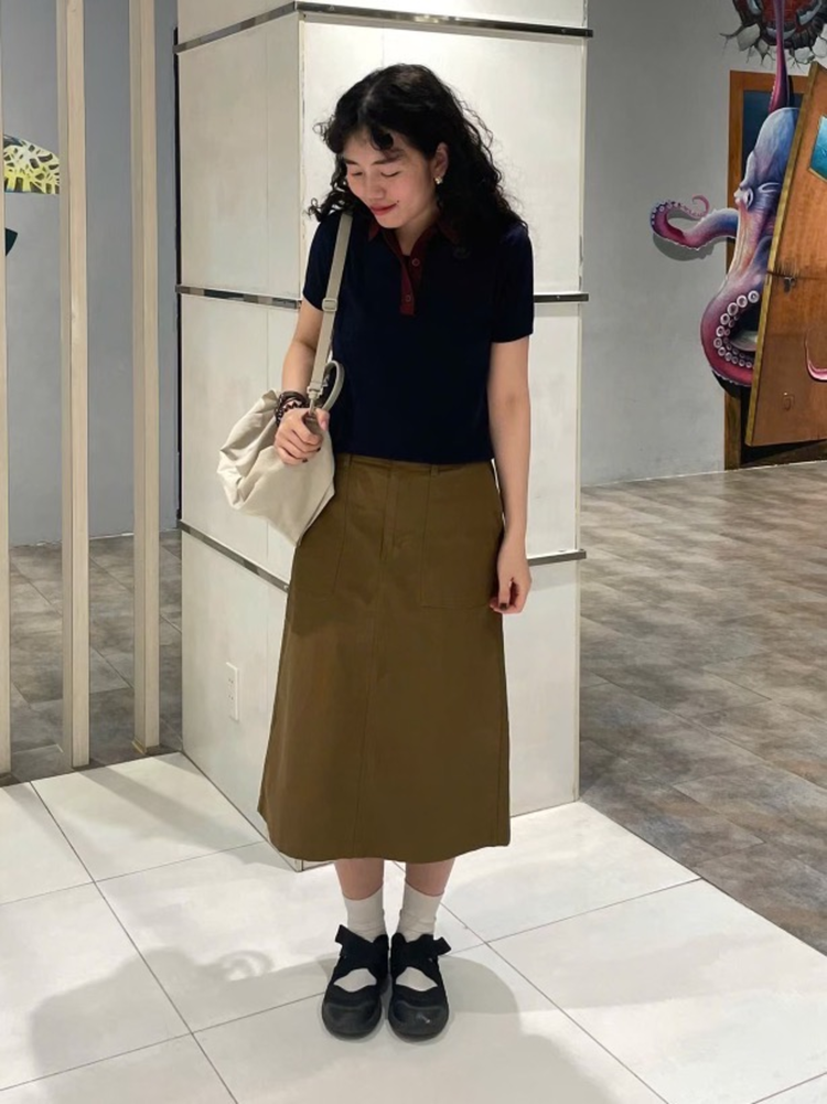 Áo polo nữ kết hợp chân váy tạo phong cách dịu dàng, nữ tính