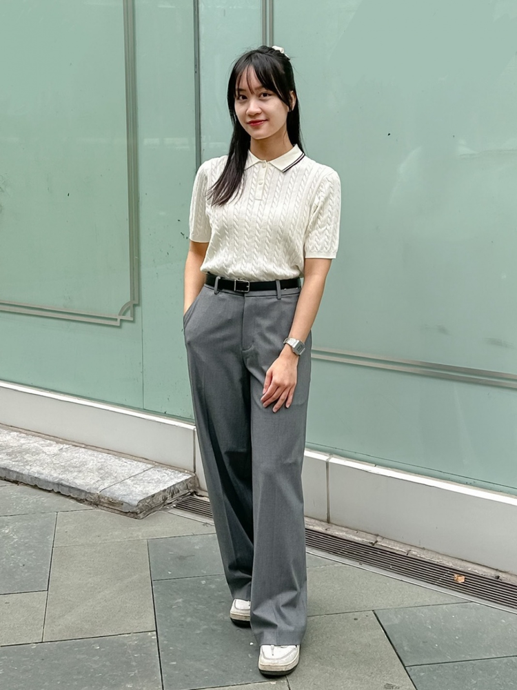 Áo polo nữ form rộng phối cùng quần ống rộng tạo nên phong cách thoải mái, phóng khoáng