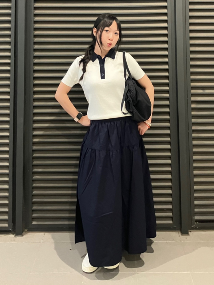 Cách phối đồ với chân váy dài qua gối cùng áo polo trắng nữ mang đến vẻ nhẹ nhàng và nữ tính