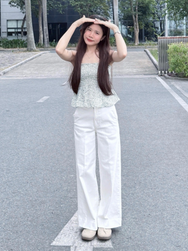 Áo 2 dây ren mang lại vẻ ngoài gợi cảm, tinh tế và đầy quyến rũ 