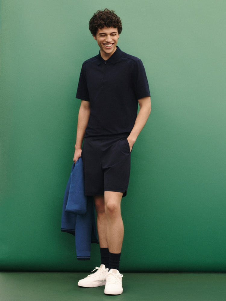 Áo thun polo Regular-fit là dáng áo được thiết kế vừa vặn với cơ thể giúp người mặc thoải mái