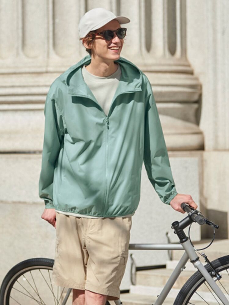Kết hợp phụ kiện như mũ, kính mát giúp outfit của bạn thêm năng động, trẻ trung