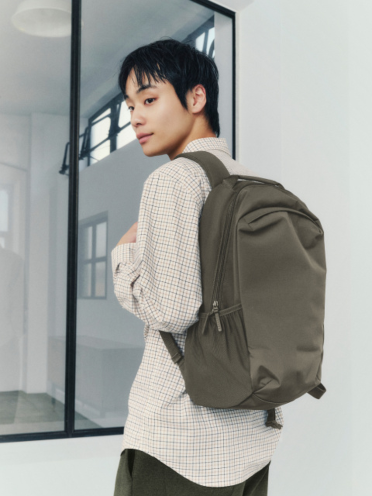 Mua balo mới để đựng sách vở đi học vào dịp Back to School