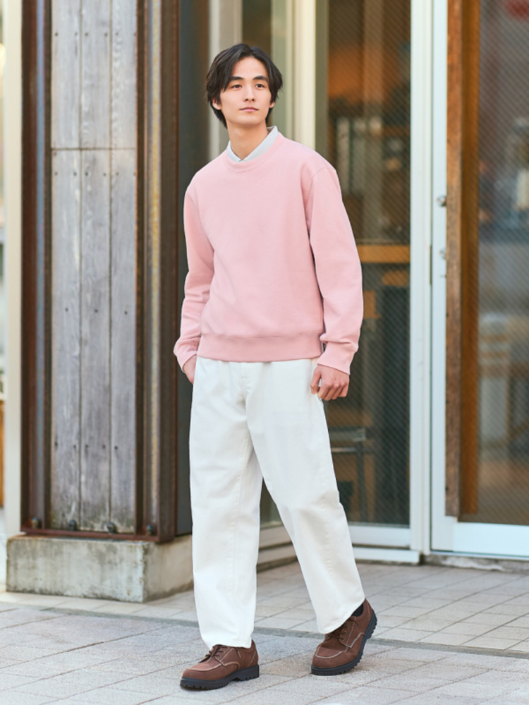 Quần jean ống rộng phối với áo hoodie/sweatshirt năng động, phóng khoáng 