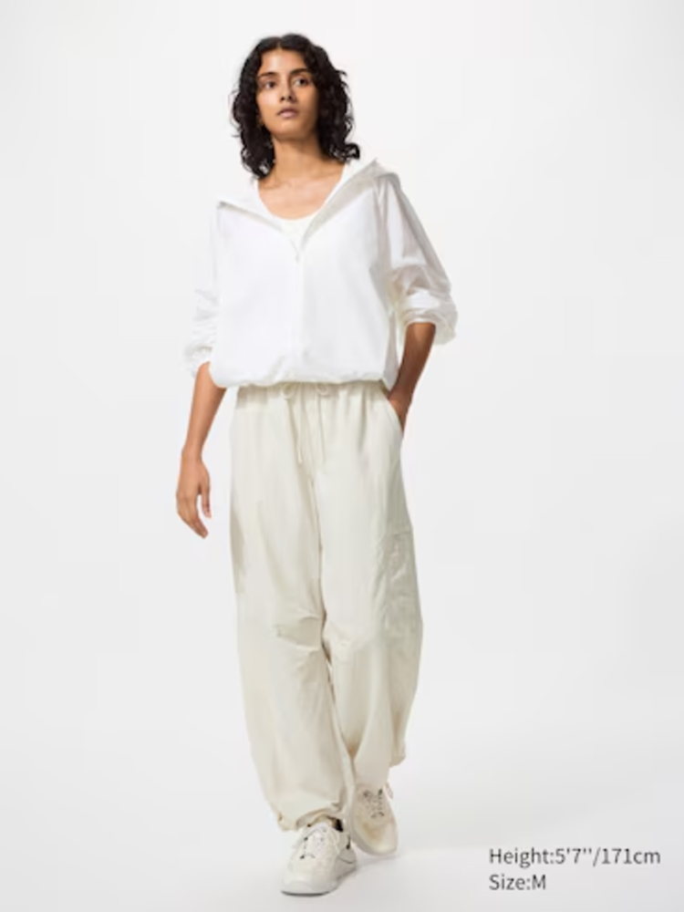 Outfit áo hoodie và quần túi hộp thể hiện nét cá tính, mạnh mẽ cho người mặc