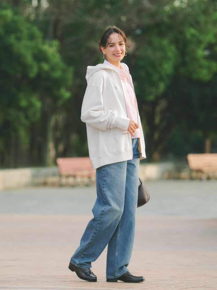 Áo hoodie kết hợp cùng quần jean tạo nên outfit trẻ trung, hiện đại