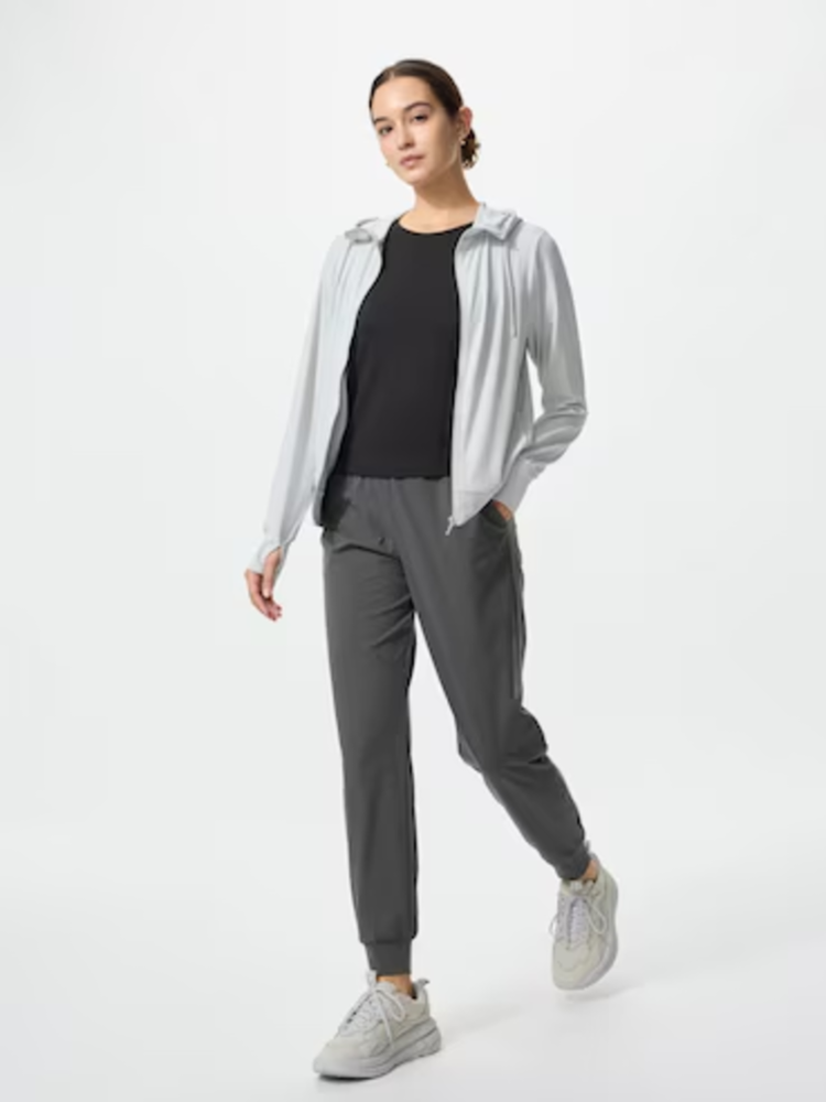 Mix áo hoodie cùng quần jogger thể thao tạo nên vẻ ngoài khỏe khoắn và hiện đại