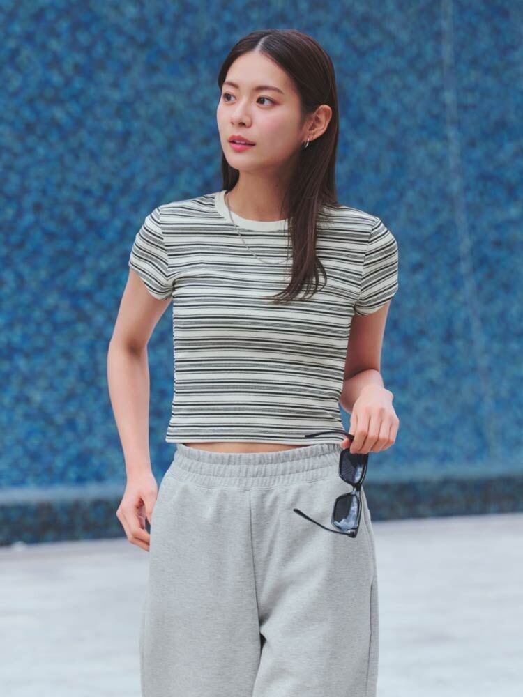 Phối quần ống rộng với áo croptop giúp tôn dáng, khoe được chân dài, eo thon