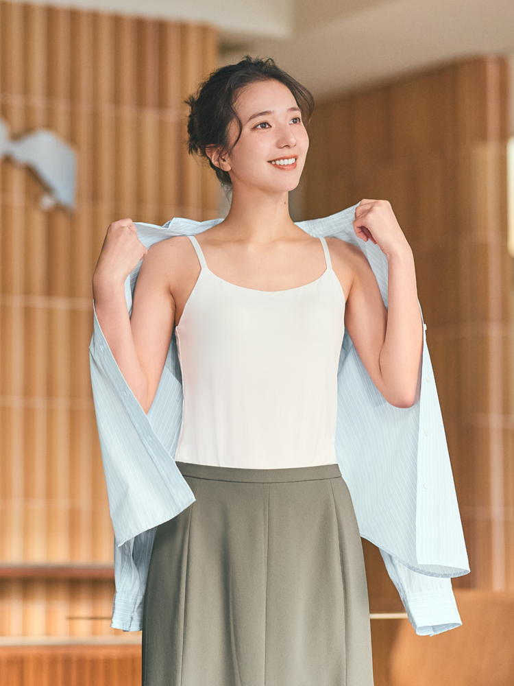 Phối quần ống rộng và áo bra hai dây cực tôn dáng