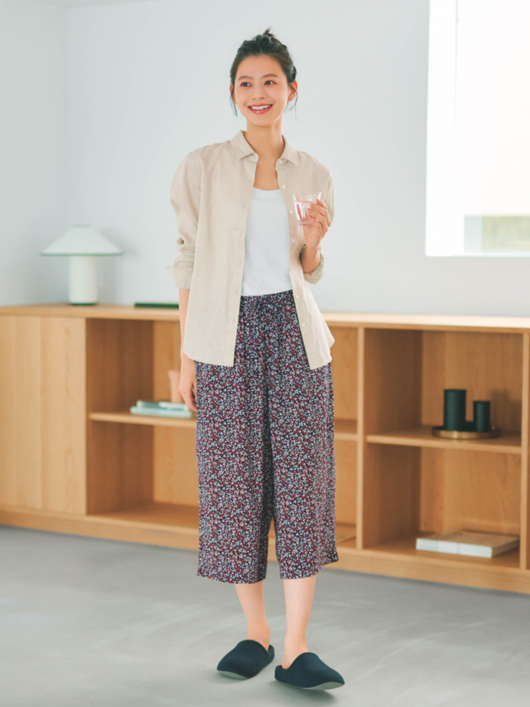 Quần ống rộng có họa tiết giúp tạo điểm nhấn nổi bật, cá tính và phong cách cho người mặc