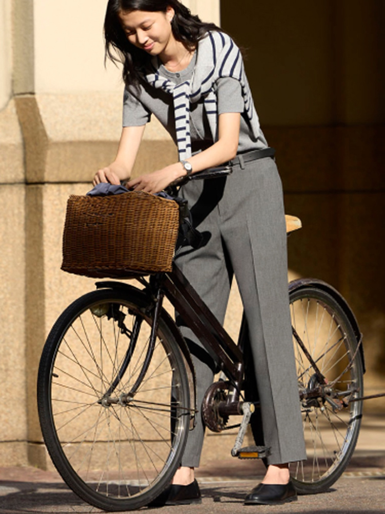 Quần ống rộng phối với áo thun và phụ kiện retro tạo nên set đồ thời thượng, chuẩn vintage