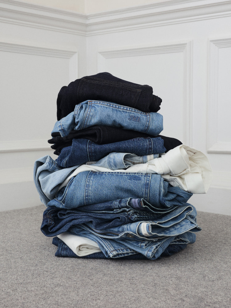 Raw denim là vải denim chưa qua xử lý wash, giữ được màu sắc và bề mặt nguyên bản