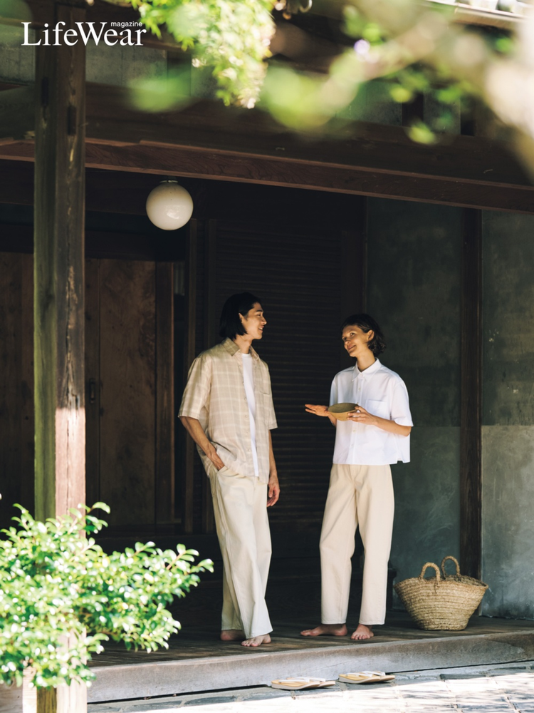 Áo thun Form Boxy mix cùng quần pants tạo nên outfit thoải mái, hiện đại và dễ ứng dụng