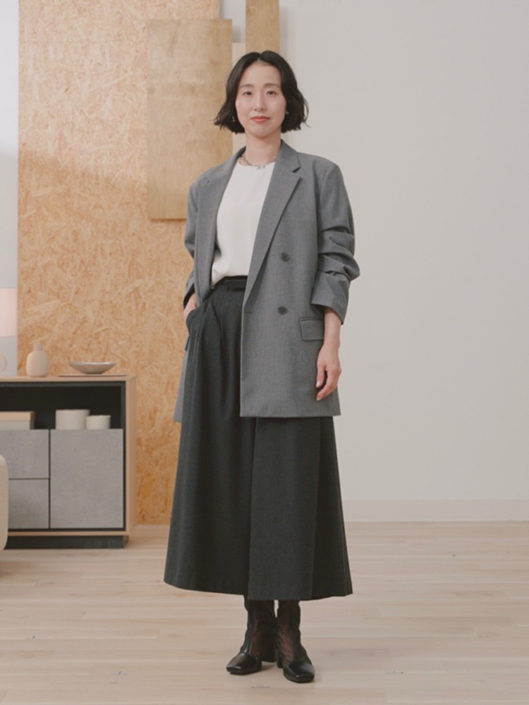 Blazer Form Boxy mix cùng chân váy tạo nên vẻ ngoài thanh lịch, hiện đại và đầy cá tính