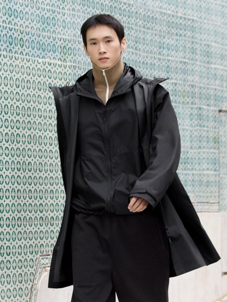 Outfit đi Đà Lạt đẹp, phong cách quý ông lịch thiệp với áo khoác dáng dài