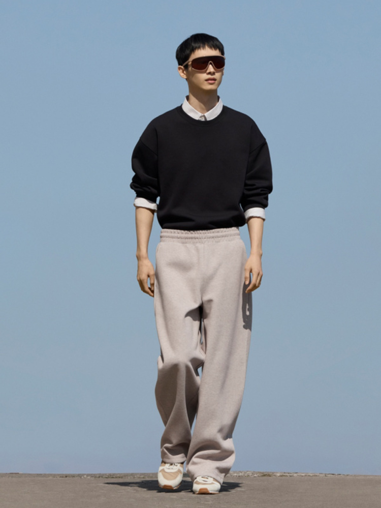 Outfit đi Đà Lạt thanh lịch, tri thức, thời trang với áo sweater phối cùng áo sơ mi