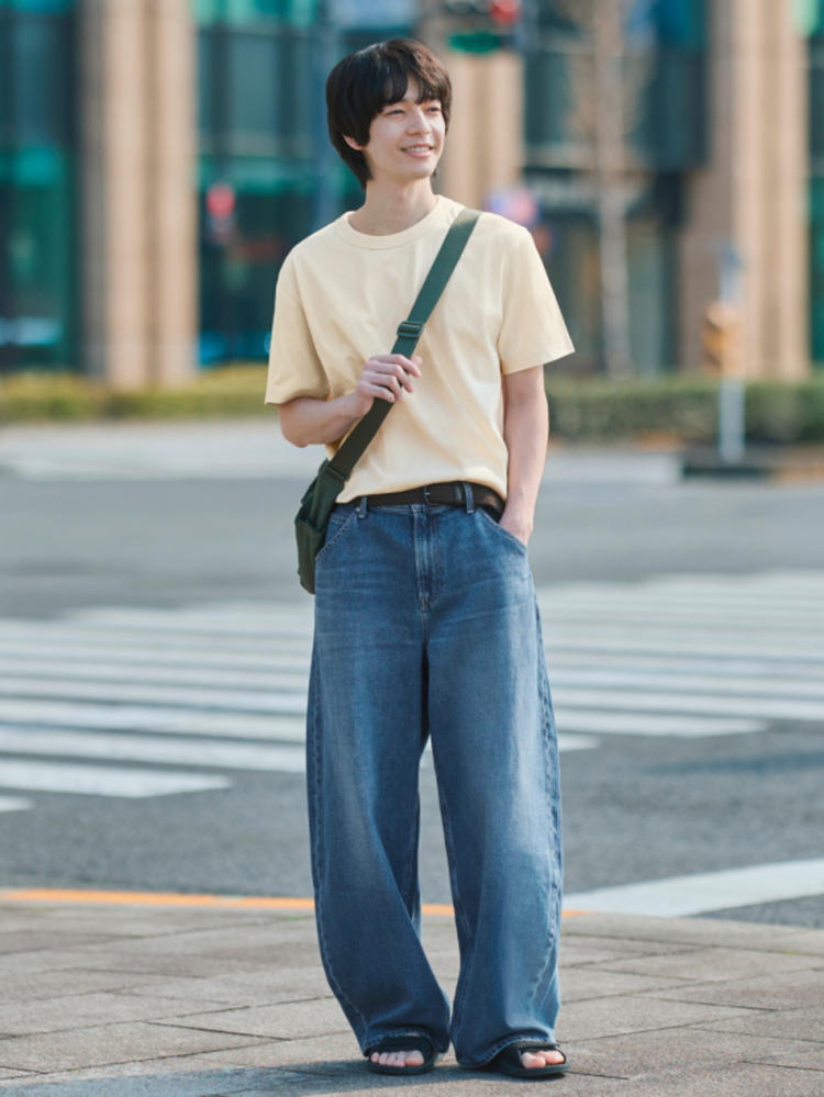 Outfit đi Đà Lạt chuẩn phong cách basic với áo thun và quần jeans tối màu