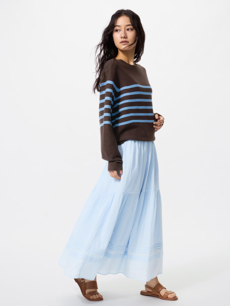 Outfit đi Đà Lạt với áo sweater và chân váy dài bồng bềnh, tôn nét nữ tính