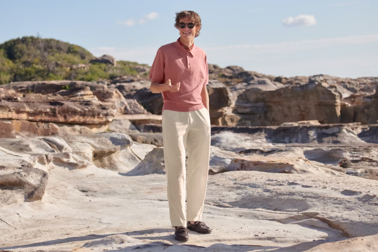 Outfit đi Đà Lạt trendy, đậm chất quý ông với áo polo và quần linen