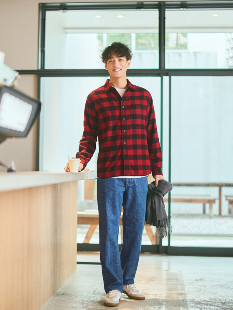Outfit đi Đà Lạt ấm áp, chuẩn phong cách retro với áo flannel kết hợp áo thun và quần jeans