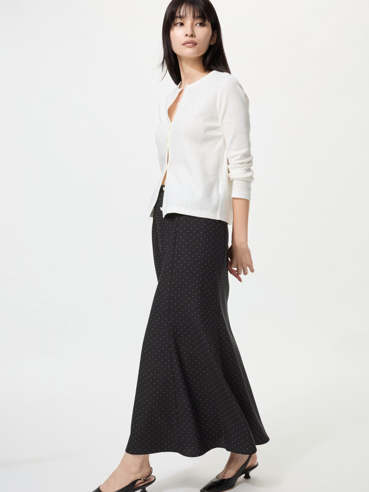 Outfit đi Đà Lạt với áo cardigan và chân váy dài nhẹ nhàng, thanh lịch, nữ tính