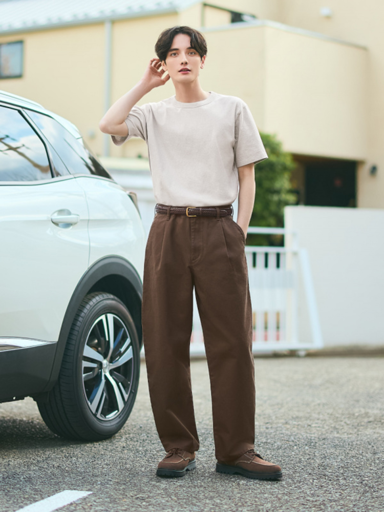 Mẫu quần nâu phối với áo màu be tạo cảm giác cổ điển và thanh lịch