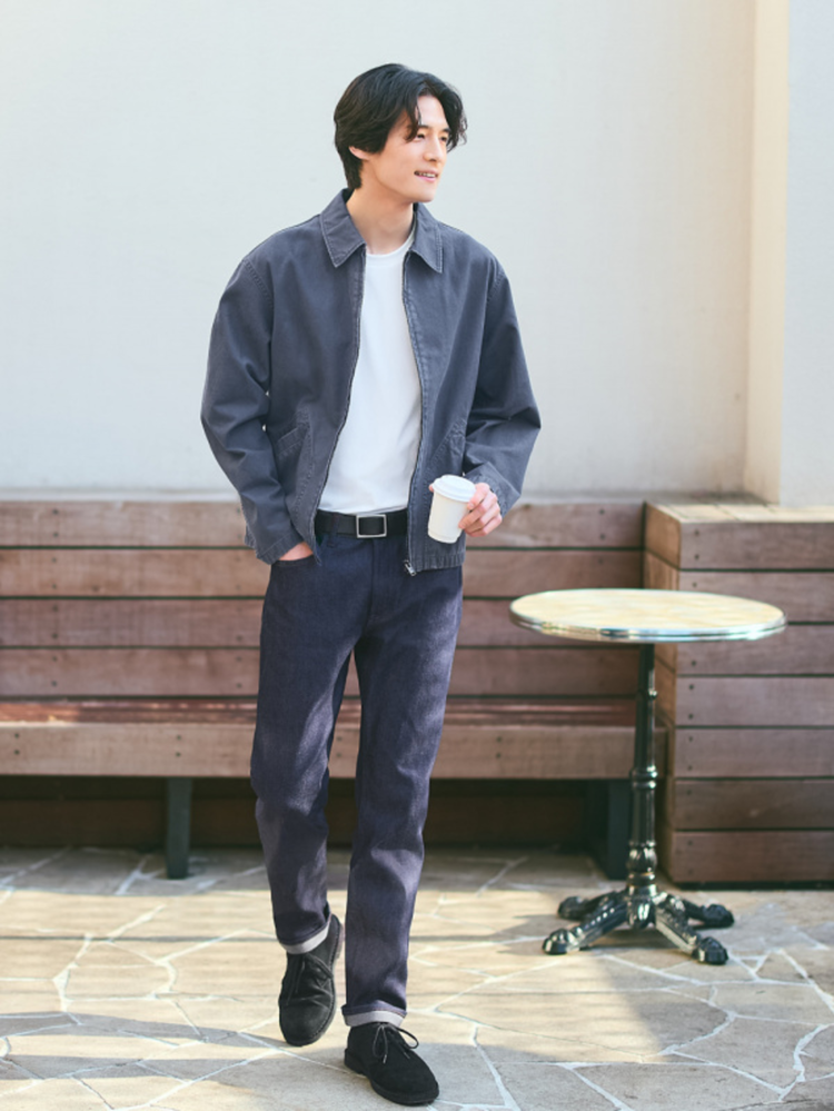 Áo khoác phối cùng áo thun cổ tròn và quần jeans tạo nên outfit preppy trẻ trung, năng động