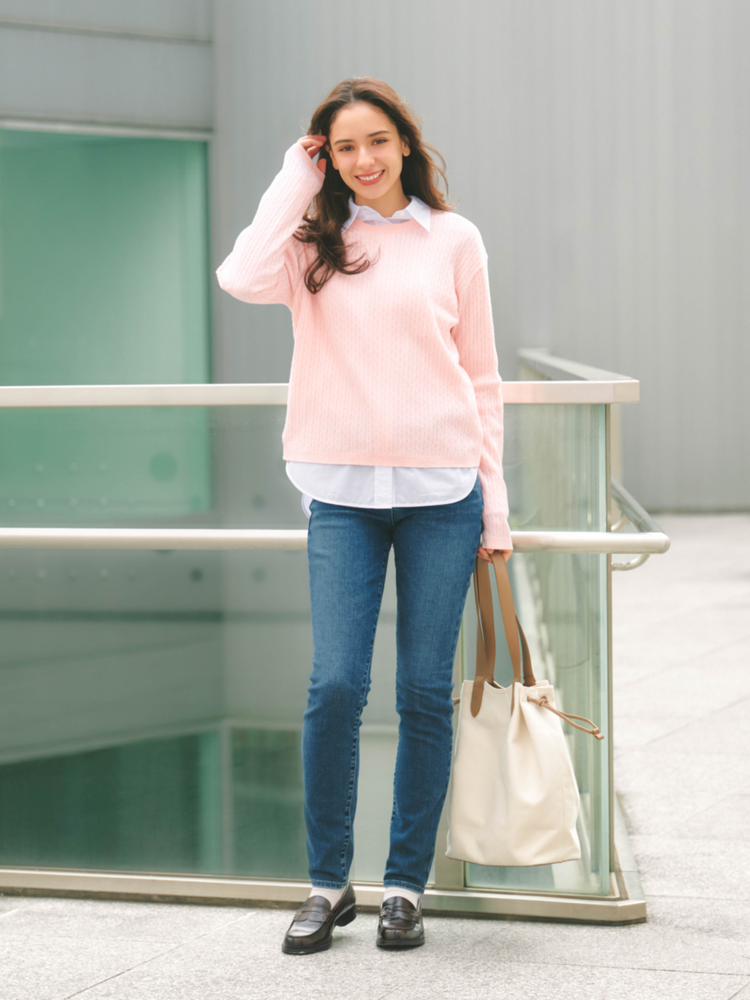 Áo sweater là item quen thuộc giúp phong cách preppy thêm ấm áp và trẻ trung