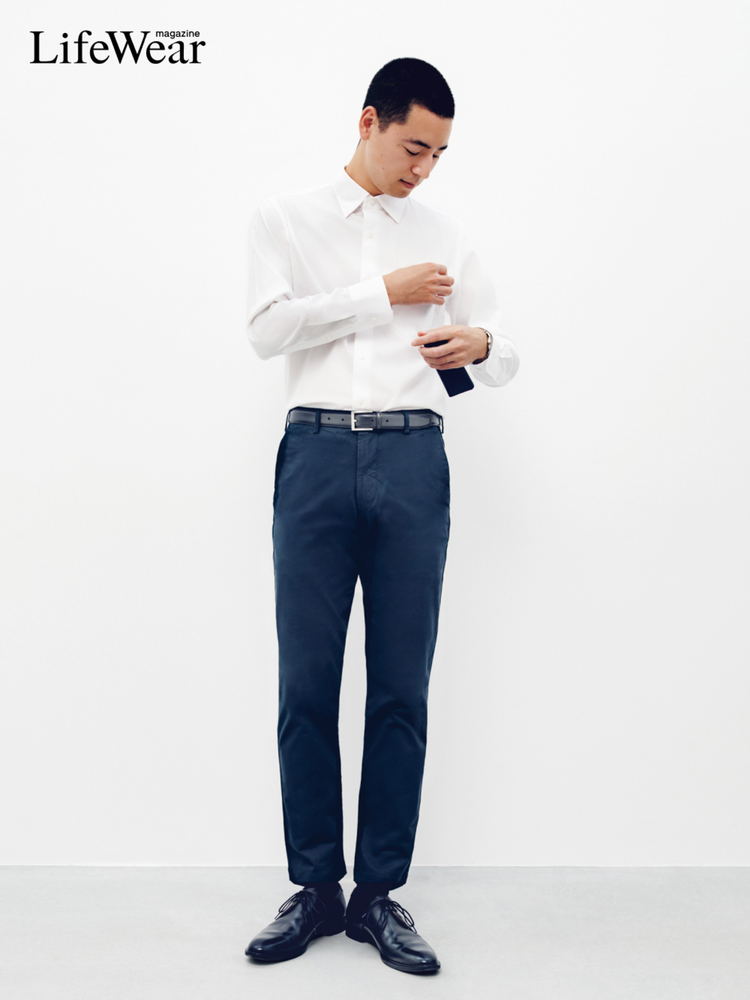 Áo sơ mi trắng kết hợp quần chinos tạo nên outfit chuẩn preppy, gọn gàng và thanh lịch