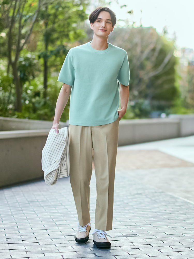 Form regular phối casual tạo vẻ thoải mái, năng động