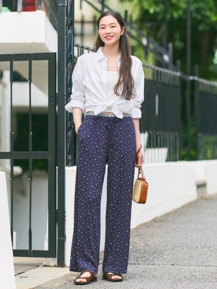 Phối áo sơ mi buộc vạt với áo thun nữ basic giúp tạo điểm nhấn và tôn vòng eo 