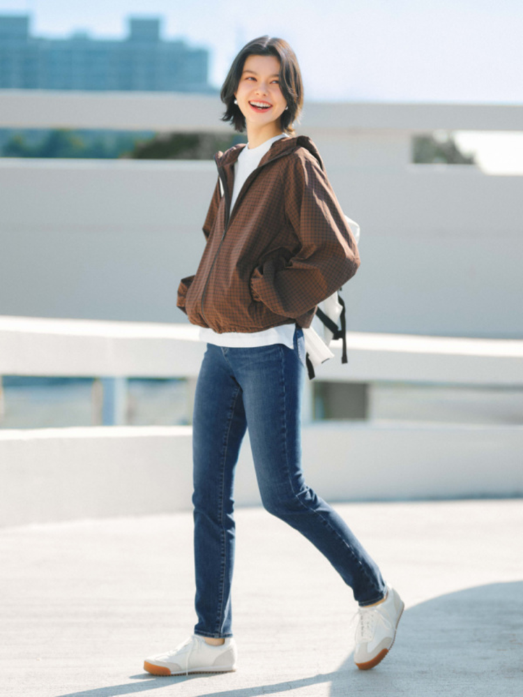 Quần skinny jeans là kiểu quần được thiết kế ôm sát từ phần hông, đùi cho đến mắt cá chân