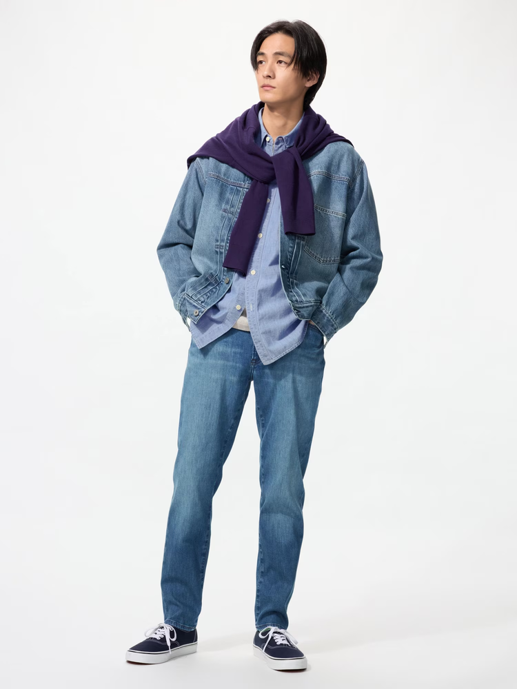 Mẫu quần skinny jeans với áo khoác và giày sneaker mang lại cảm giác năng động và hiện đại