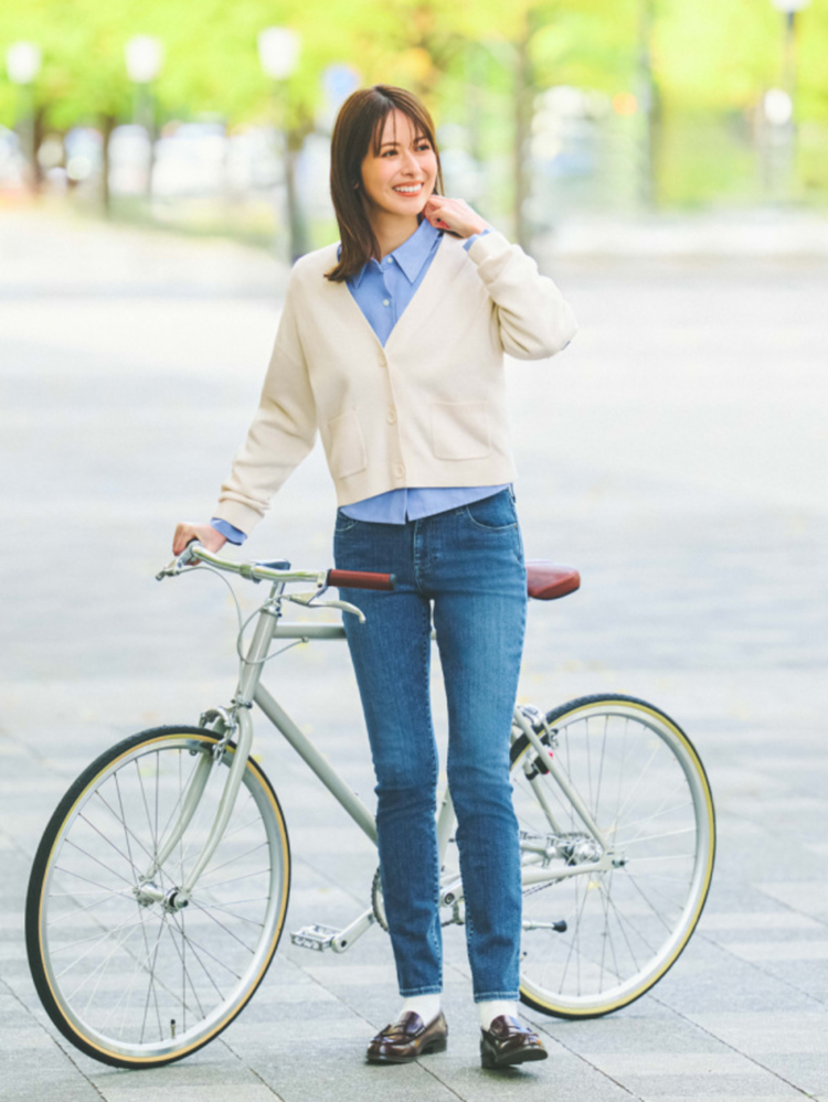 Mẫu phối quần skinny jeans và áo sơ mi thanh lịch, đơn giản