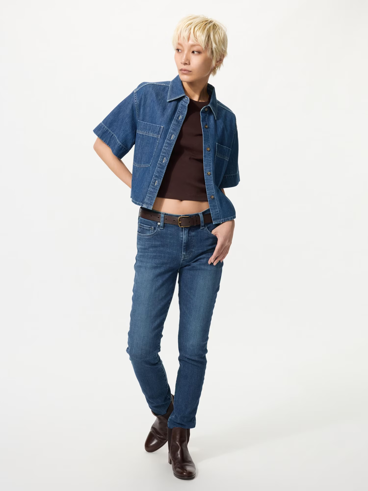 Skinny jeans có form quần bó khít, giúp đôi chân trông dài và thon gọn hơn