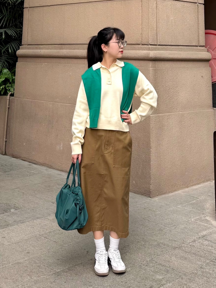 Xanh cổ vịt và vàng tạo nên outfit nổi bật cho phong cách hiện đại