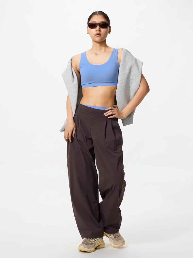 Áo 2 dây mix cùng quần jogger thể thao tạo nên set đồ cá tính, phong cách
