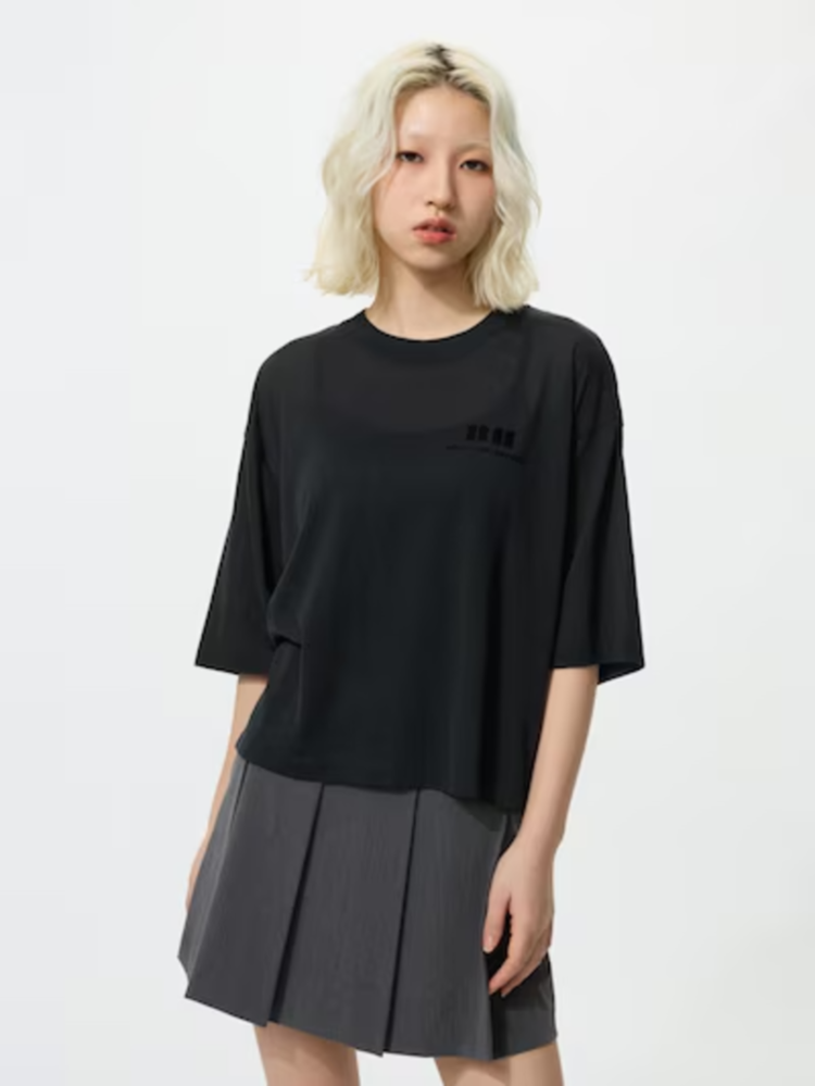 Mini skirt phối cùng áo phông mang đến vẻ ngoài cá tính và thoải mái