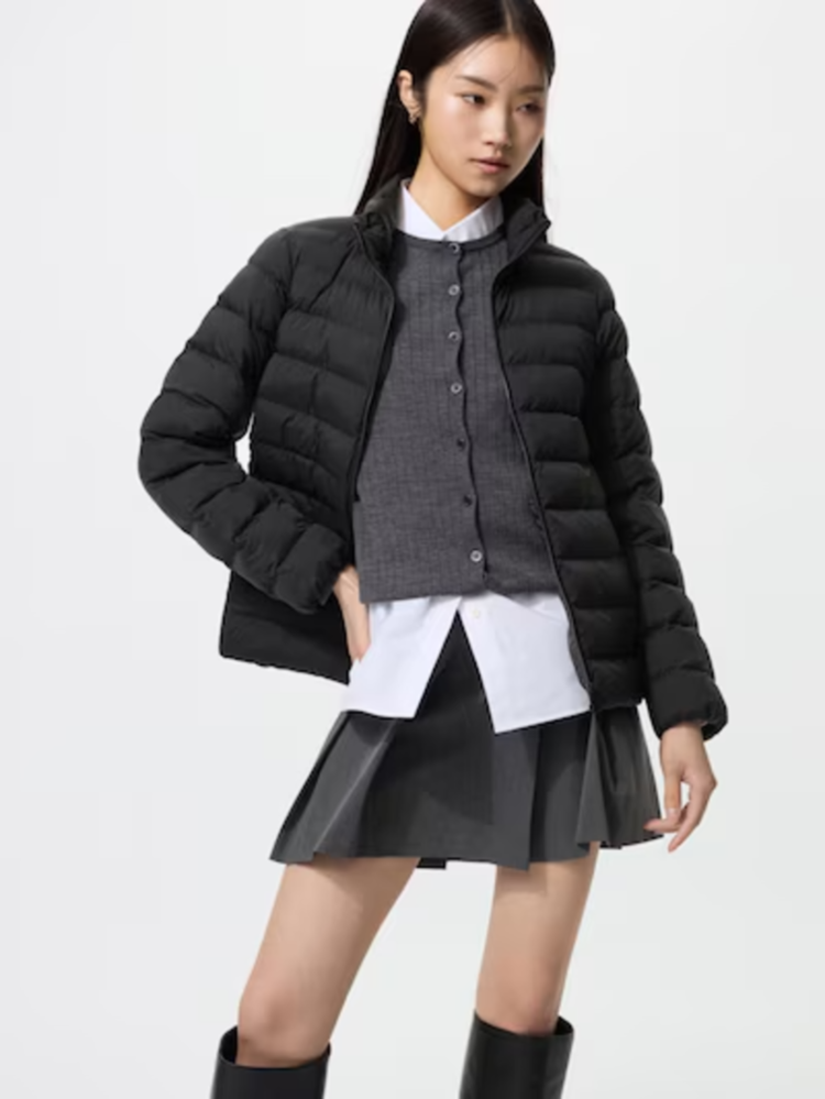 Phối mini skirt cùng áo khoác phao mang đến vẻ ngoài thời thượng, phong cách