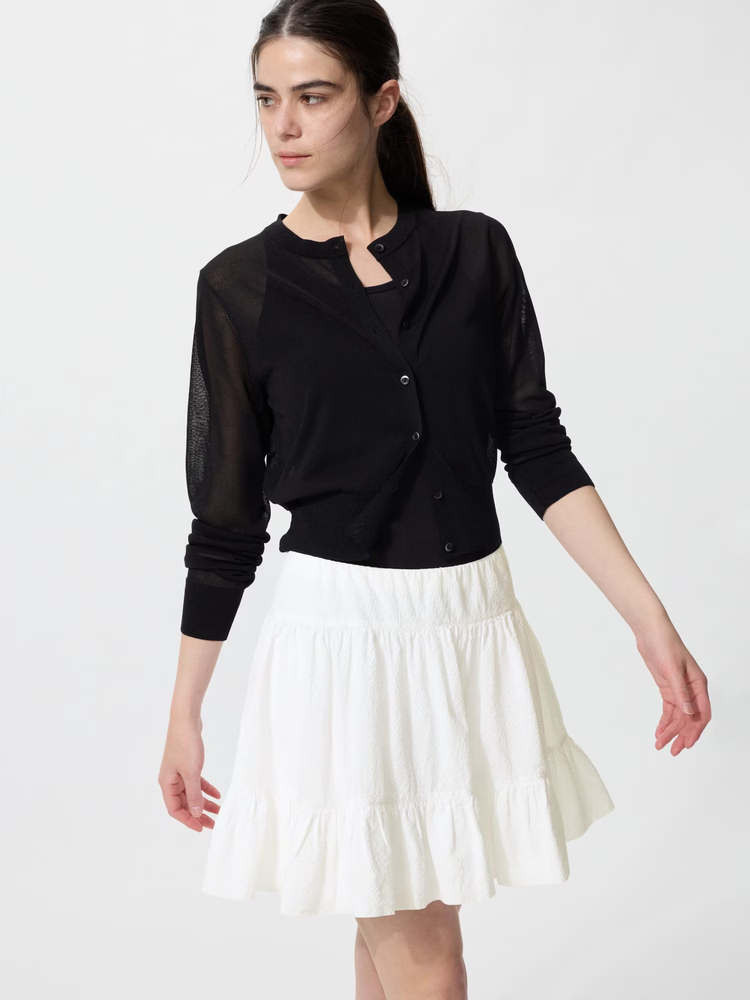 Phối mini skirt cùng áo sơ mi sẽ mang đến vẻ ngoài thanh lịch và hiện đại