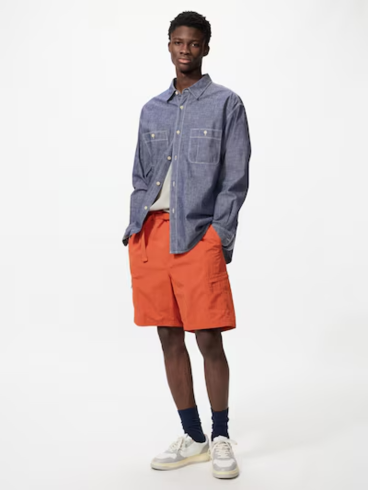 Outfit kết hợp giữa màu cam và xám mang nét tối giản, tinh tế và hiện đại