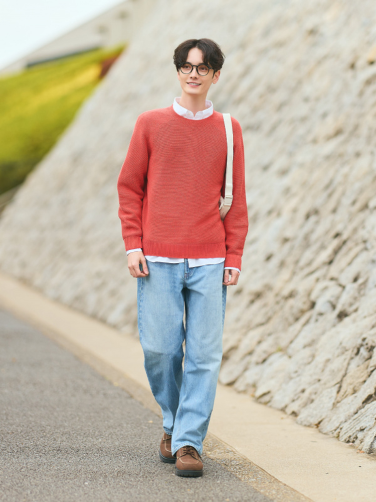 Phối tone cam cùng xanh dương tạo nên outfit hiện đại, ấn tượng