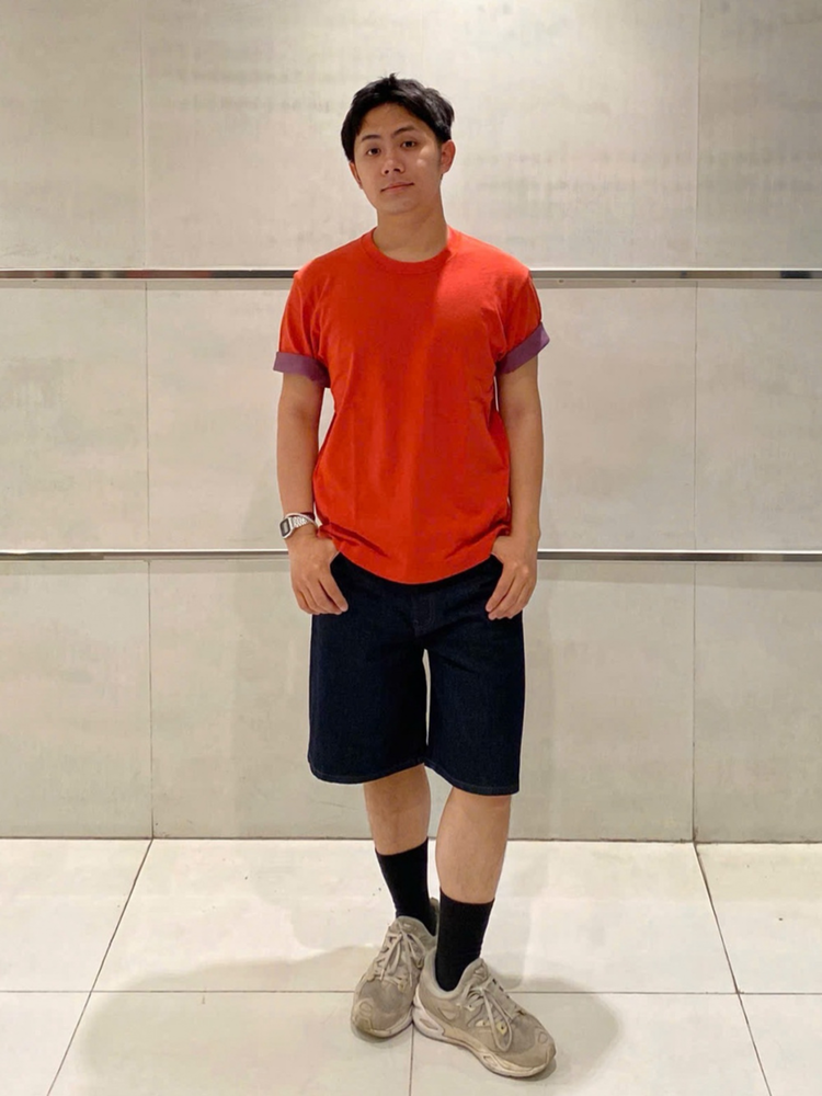Sự kết hợp giữa màu cam và đen mang lại oufit sang trọng, hiện đại nhưng thu hút