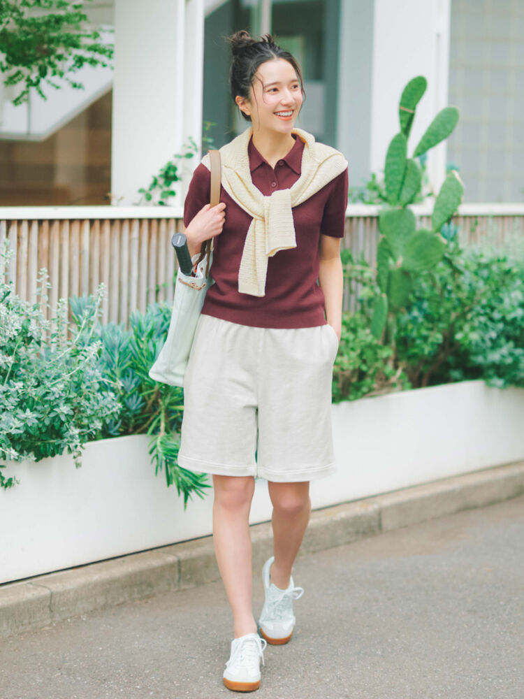 Giày sneaker là item không thể thiếu trong phong cách Sporty Chic