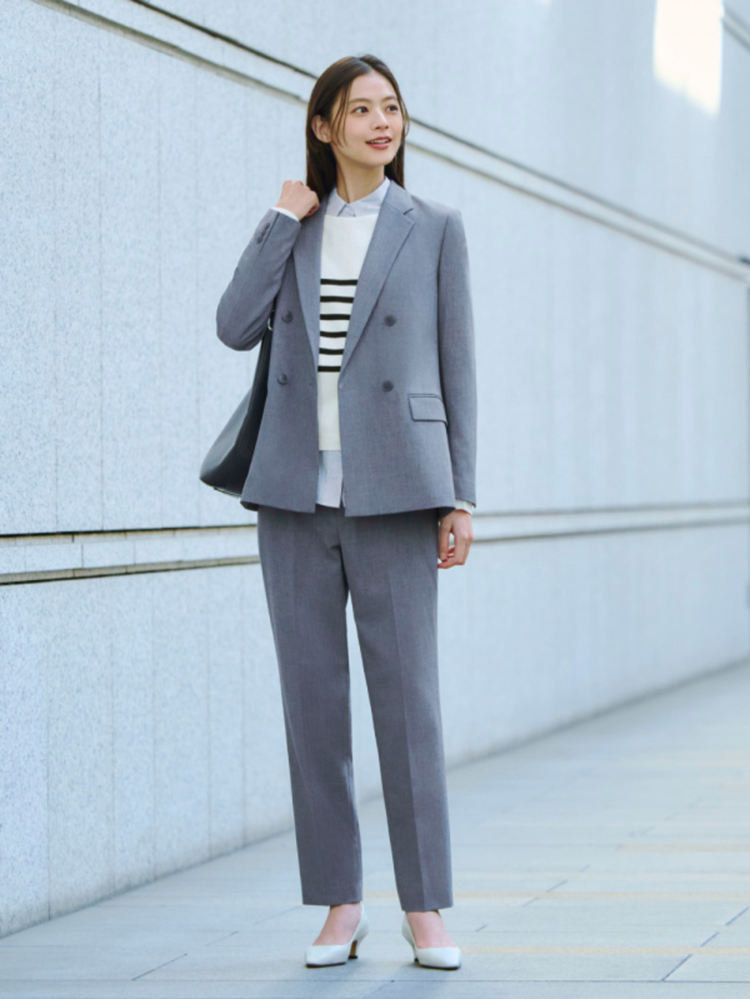 Áo khoác vest nữ phối cùng quần tây tạo nên một tổng thể chuyên nghiệp phù hợp môi trường công sở 