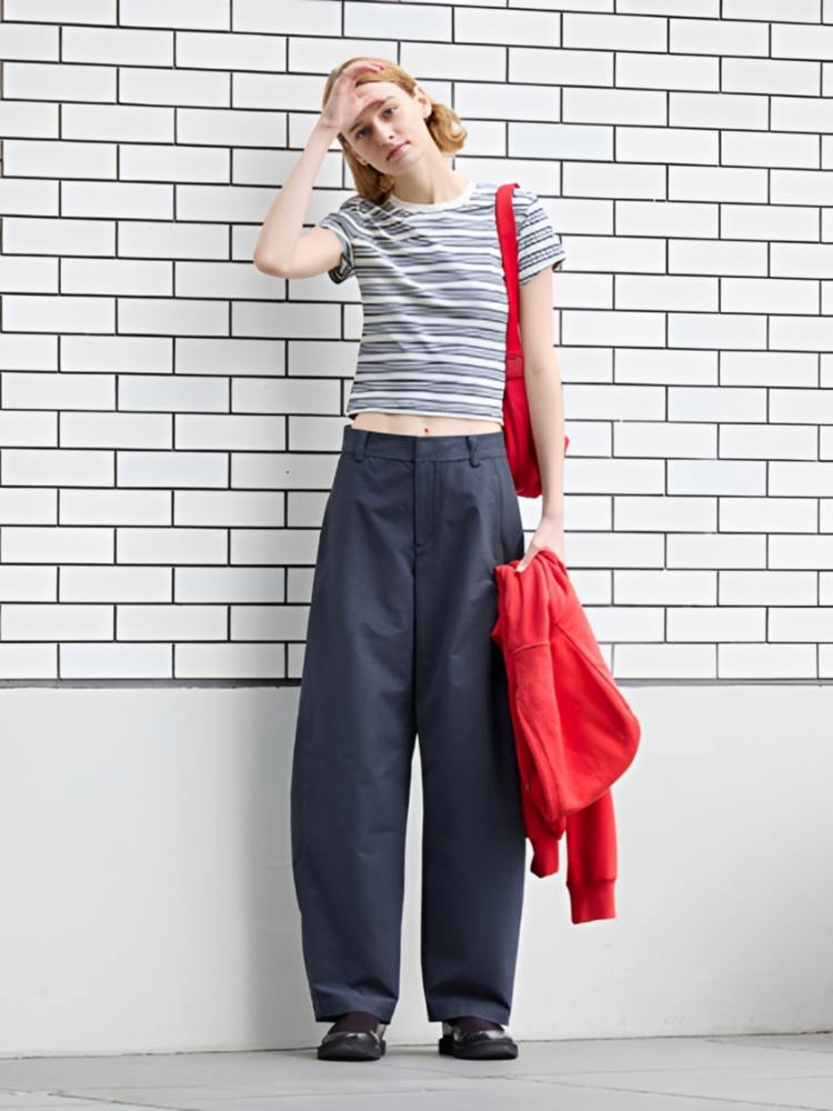 Khi muốn tôn dáng, có thể phối đồ với quần ống suông nữ và áo croptop 