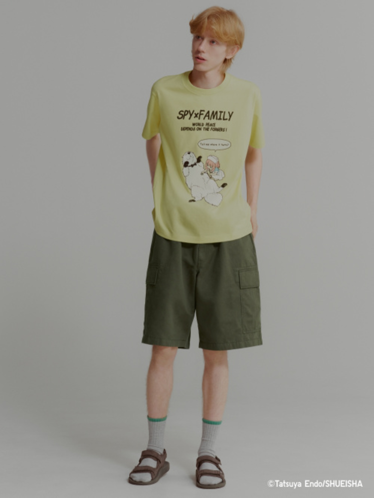 Mẫu phối quần short màu xanh olive và áo thun họa tiết cá tính, năng động 