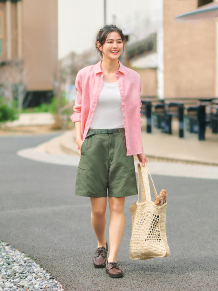 Quần short nữ màu xanh olive phối với áo sơ mi nữ màu hồng khoác ngoài đẹp, năng động