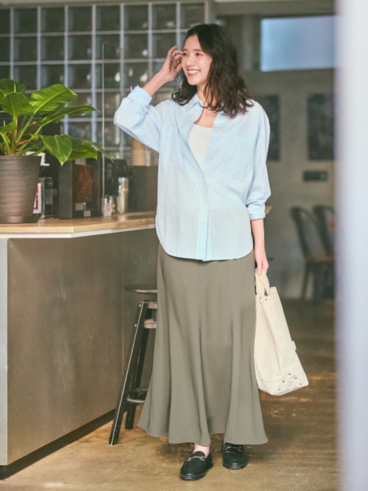 Chân váy đuôi cá màu xanh olive phối layer với áo thun và áo sơ mi đẹp, sành điệu 